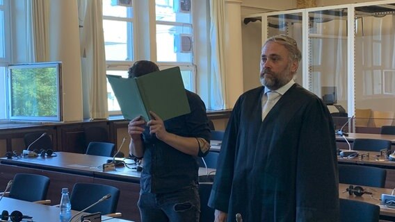 Im Prozess um einen Corona-Subventionsbetrug steht ein Angeklagter mit seinem Anwalt im Hamburger Landgericht. © NDR Foto: Elke Spanner
