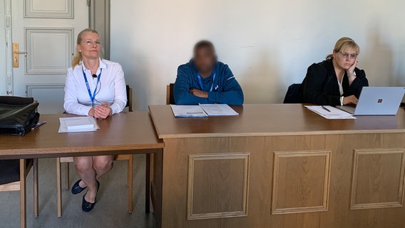 Der Angeklagte in einem Prozess um einen Betrug mit Corona-Hilfen sitzt beim Prozessauftakt am Landgericht Hamburg. © NDR Foto: Elke Spanner