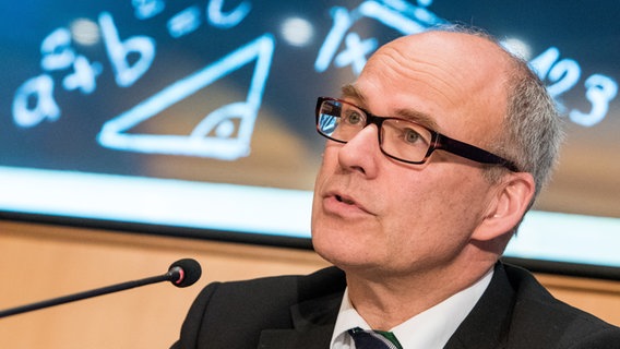 Hamburgs Bildungssenator Ties Rabe (SPD) spricht im Rathaus während einer Pressekonferenz über Verbesserung des Matheunterrichts. Im Hintergrund sind mathematische Formeln zu sehen. © dpa-Bildfunk Foto: Roland Weihrauch