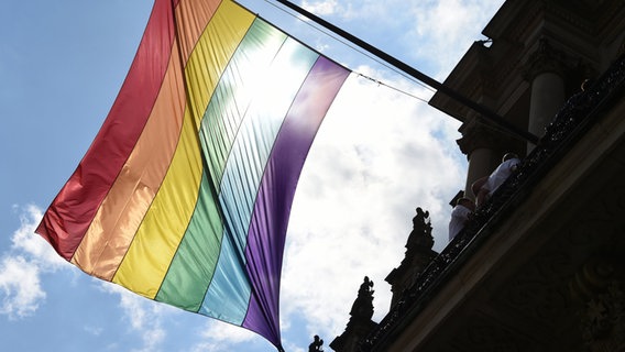 Eine Regenbogenfahne weht an einem Rathaus. © dpa-Bildfunk Foto: Marcus Brandt