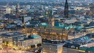 Luftaufnahme des Hamburger Rathauses. © imageBROKER Foto: Thomas Lammeyer