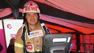 Der Hamburger Feuerwehrmann Mario Feller bei seinem Rekordversuch auf dem Laufband. © Citynewstv/dpa 