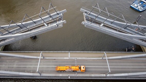 Blick von der Rethe-Hubbrücke auf die Rethe-Klappbrücke im Hamburger Hafen. © picture alliance / dpa Foto: Daniel Bockwoldt