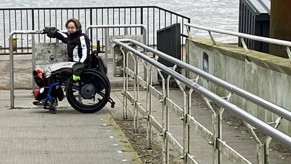 Eine Rollstuhlfahrerin am Fähranleger Finkenwerder. © NDR Foto: Susanne Röhse