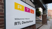 Am Gruner + Jahr-Verlagshaus am Baumwall hängt das Logo von RTL Deutschland. © picture alliance/dpa Foto: Markus Scholz