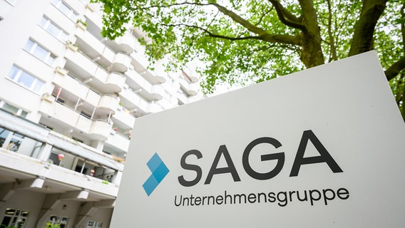 Das Logo der SAGA ist an der Geschäftsstelle Eimsbüttel zu sehen. © picture alliance/dpa Foto: Daniel Reinhardt