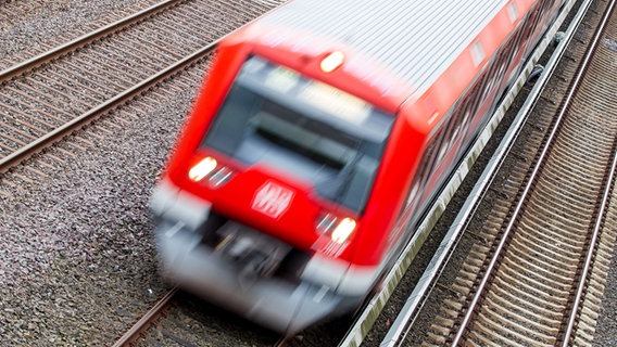 S-Bahn in Hamburg © picture alliance / dpa Foto: Ralph Goldmann