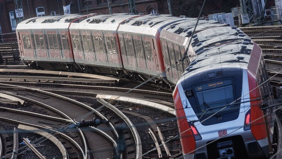 Eine S-Bahn verlässt den Hauptbahnhof Hamburg. © dpa Foto: Markus Scholz