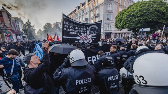 Polizisten stehen vor dem Demonstrationszug im Hamburger Schanzenviertel. © picture alliance / xim.gs | xim.gs 