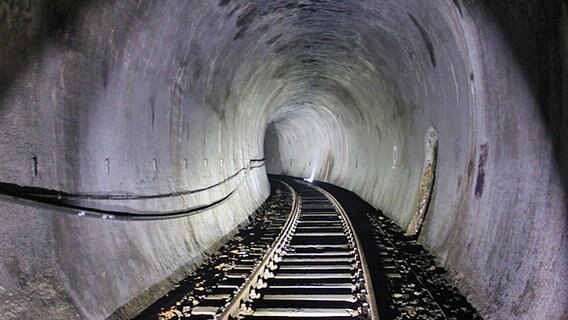 Kurve im von Taschenlampen erhellten Schellfischtunnel. © NDR Foto: Daniel Sprenger