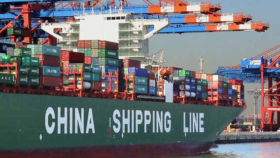 Ein Frachter der China Shipping Line im Hamburger Hafen.  Foto: Fritz Rust