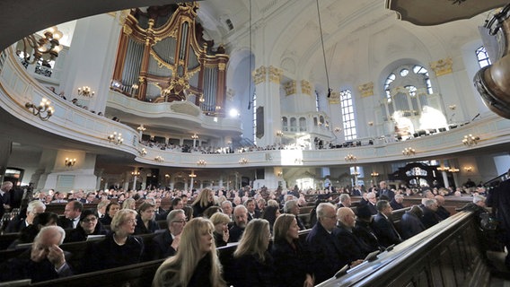 Trauergäste beim Staatsakt für den früheren Bundeskanzler Helmut Schmidt in der St. Michaeliskirche in Hamburg. © dpa - Bildfunk Foto: Kay Nietfeld