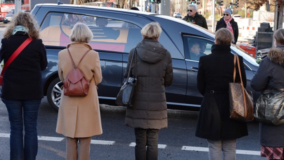 Der Bestattungswagen mit dem Sarg des ehemaligen Bundeskanzlers Helmut Schmidt fährt durch die Innenstadt von Hamburg. © dpa-Bildfunk Foto: Daniel Bockwoldt