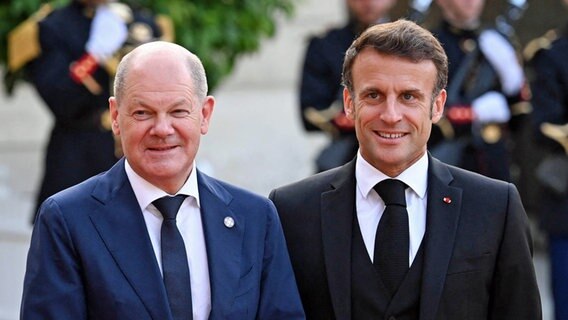 Bundeskanzler Olaf Scholz besucht den französischen Präsidenten Emmanuel Macron in Paris. © picture alliance / abaca Foto: Stevens Tomas/ABACA
