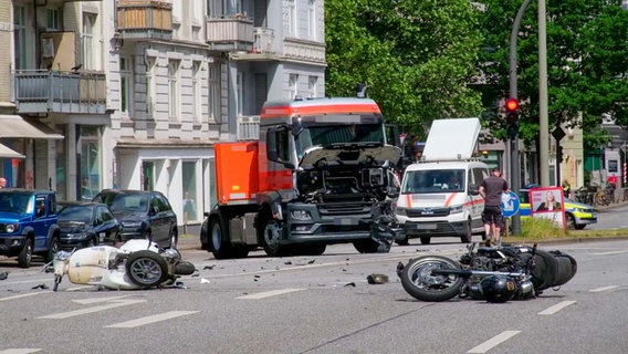 Nach einem Unfall liegt ein Motorrad auf der Straße. © TVNewsKontor 