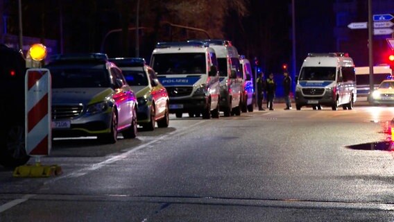 Mehrere Einsatzwagen der Polizei Hamburg in stehen vor einer Shisha-Bar in Hamm. © TV News Kontor Foto: Screenshot
