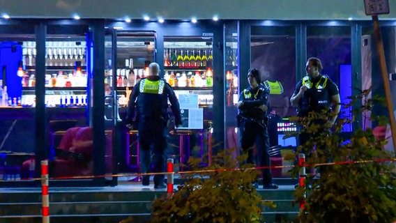 Einsatzkräfte der Polizei stehen vor einer Shisha-Bar in Hamburg. © TeleNewsNetwork 