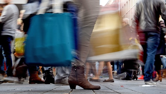 Menschen mit Einkaufstaschen.  Foto: Henning Kaiser