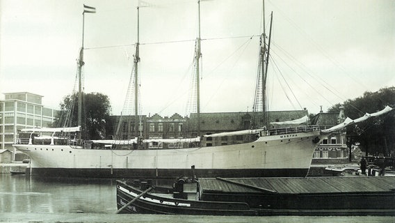 Ansicht des Viermasters "Martha", der im Dezember 1920 mit Salz beladen vor Islands Küste strandete. © privat 