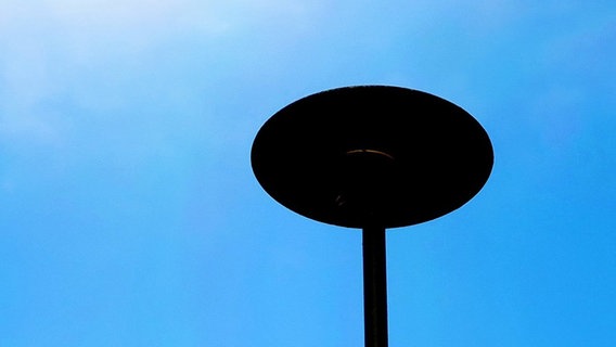 Eine Sirene steht auf dem Dach eines öffentlichen Gebäudes. © picture alliance / dpa Foto: Martin Gerten