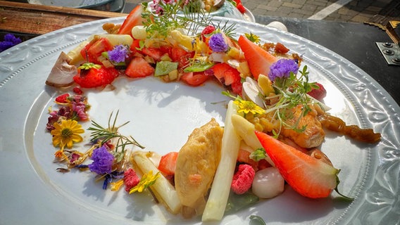 Spargelsalat mit Hühnchen von Dave Hänsel auf einem Teller serviert. © NDR Foto: Dave Hänsel