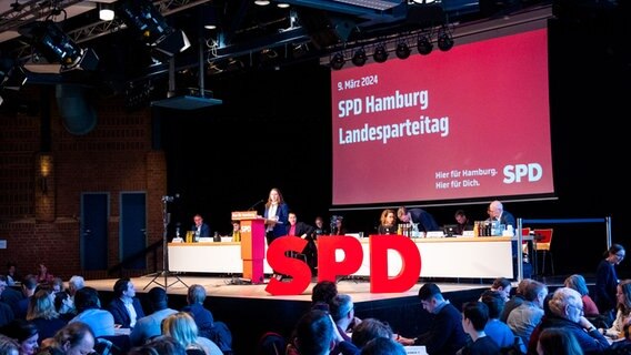 Landesparteitag der Hamburger SPD mit dem Schriftzug SPD auf der Bühne. © picture alliance/dpa | Daniel Bockwoldt Foto: Daniel Bockwoldt