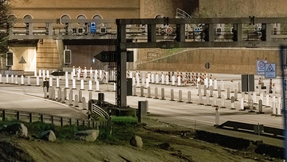 Wegen einer Sperrung der Autobahn A7 für Brückenabrissarbeiten ist die Zufahrt zum Elbtunnel in Hamburg autofrei. © picture alliance / dpa Foto: Markus Scholz