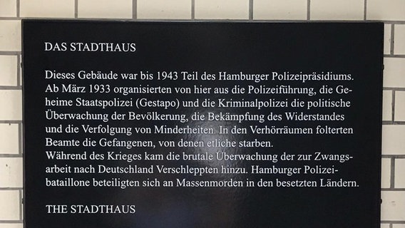 Ein Schild weist auf die Rolle des Stadthauses in Hamburg während der Nazi-Zeit hin. © NDR Foto: Florian Wöhrle
