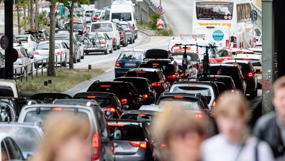 Wegen einer A7-Sperrung staut sich der Verkehr auf der Amsinckstraße. © picture alliance/dpa Foto: Markus Scholz