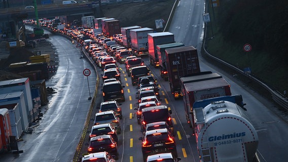 Autos und Lastwagen stauen sich auf der A7 in Richtung Süden. © picture alliance/dpa Foto: Jonas Walzberg