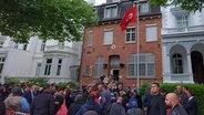Großer Andrang vor dem türkischen Generalkonsulat in Hamburg. © NDR 