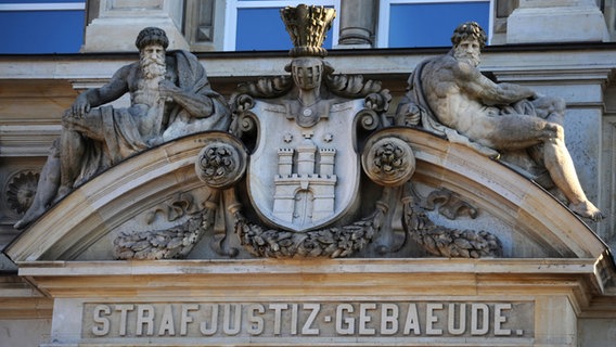 Steinportal mit Hamburg-Wappen und zwei Steinfiguren über dem Haupteingang zum Strafjustizgebäude des Landgerichts Hamburg. © picture-alliance dpa Foto: Christian Charisius