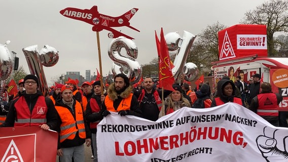 Menschen der Metall- und Elektroindustrie Streiken. © NDR 