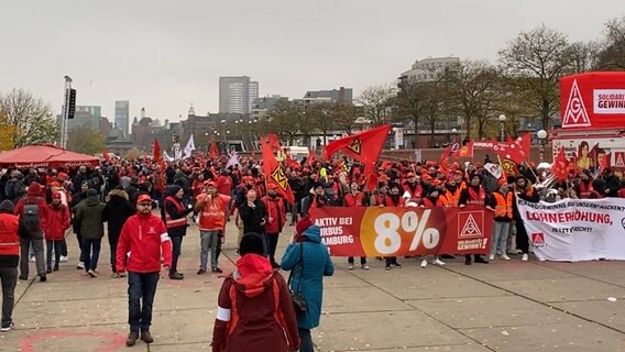 Menschen der Metall- und Elektroindustrie Streiken. © NDR 