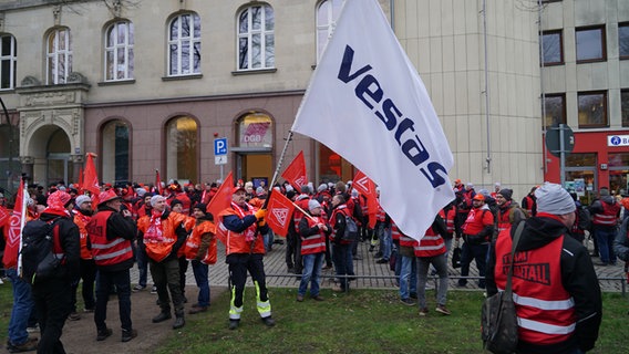 Demonstrierende beim Streik beim Windenergieanlagen Hersteller Vestas © citynewstv.de 
