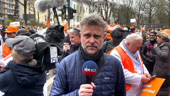 NDR 90,3 Reporter Jörn Straehler-Pohl beim Ärztestreik in Hamburg. © NDR 
