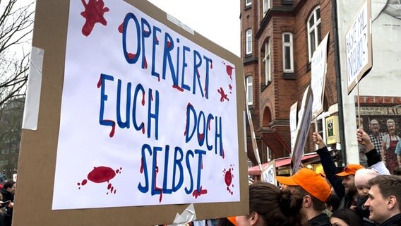 Ein Schild mit der Aufschrift "Operiert euch doch selbst" beim Ärztestreik in Hamburg. © NDR 