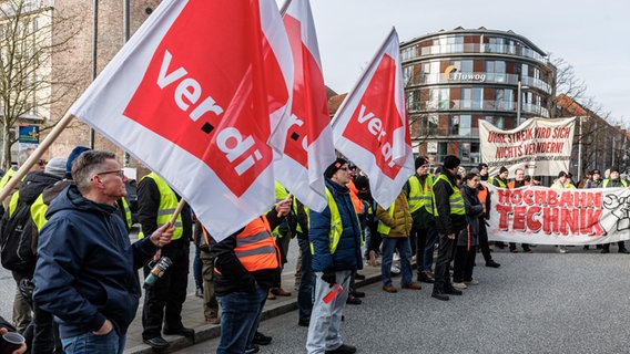 Hochbahn-Mitarbeiter demonstrieren während eines Warnstreiks in Hamburg. © dpa Foto: Markus Scholz