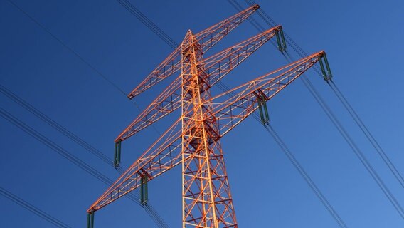Hochspannungsmast bei blauem Himmel © picture alliance / Bildagentur-online/Ohde Foto: Bildagentur-online/Ohde
