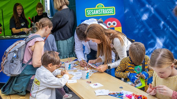 Kinder malen am Stand der Sesamstraße Bilder aus. © NDR Foto: Axel Herzig