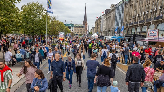 Viele Menschen bummeln auf dem Jungfernstieg im Rahmen der Feierlichkeiten zum Tag der Deutschen Einheit in Hamburg. © NDR Foto: Axel Herzig