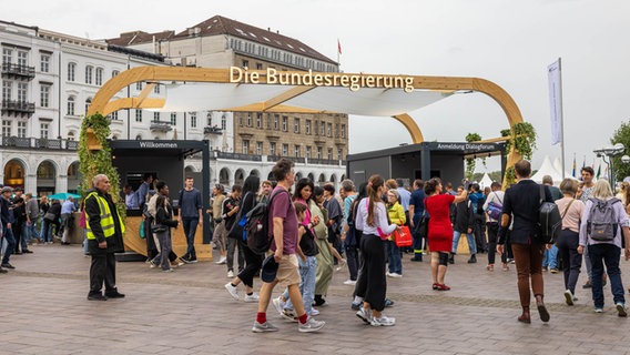 Der Stand der Bundesregierung beim Einheitsfest zum Tag der Deutschen Einheit in Hamburg. © NDR Foto: Axel Herzig