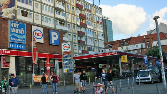 Die Esso-Tankstelle am Hamburger Spielbudenplatz am Tag. © NDR Foto: Heiko Block