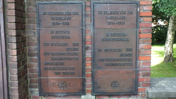 Zwei Tafeln am Schutztruppen-Ehrenmal im "Tansania-Park" in Hamburg-Jenfeld © NDR.de Foto: Marc-Oliver Rehrmann