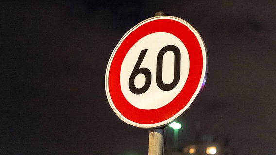 Eine Straßenschild zeigt ein Tempolimit von 60 km/h an. © IMAGO / Stefan Zeitz 