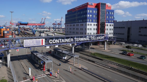 Blick auf das Containerterminal Tollerort im Hamburger Hafen. © picture alliance/dpa Foto: Marcus Brandt