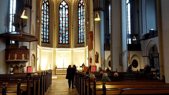 Die ökomenische Gedenkfeier in der Hauptkirche St. Petri in Hamburg. © NDR Foto: Screenshot
