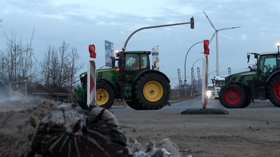 Landwirtinnen und Landwirte verlassen mit ihren Treckern eine Protestaktion in Hamburg © NonstopNews 