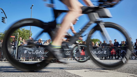 Ein Radfahrer beim Ironman-Triathlon in Hamburg © picture alliance / dpa Foto: Georg Wendt