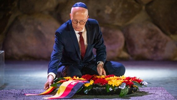 In der Holocaust-Gedenkstätte Yad Vashem legt Bundesratspräsident Peter Tschentscher einen Kranz nieder. © Freie und Hansestadt Hamburg 